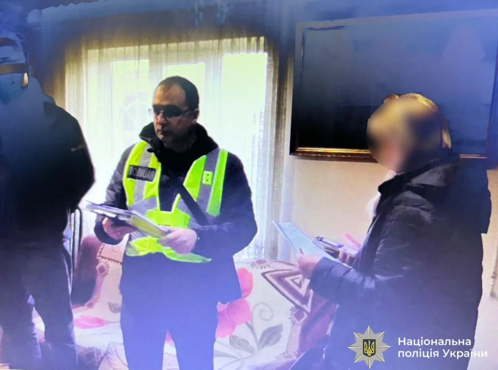 Поліцейський проводить перевірку документів у приміщенні