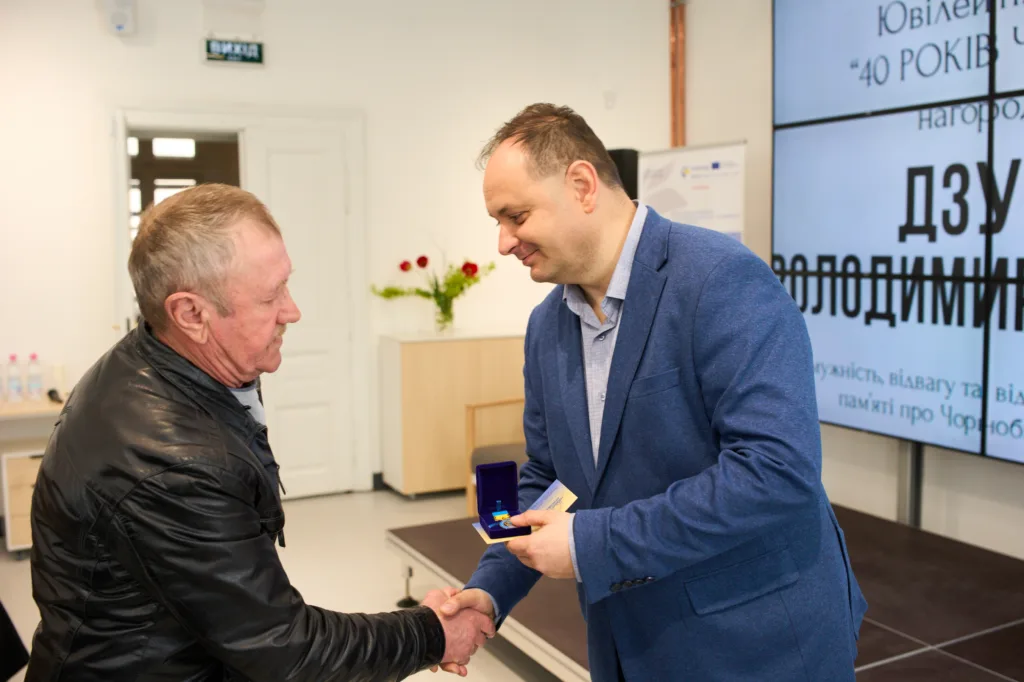 Вручення нагороди чоловіку за мужність і відвагу