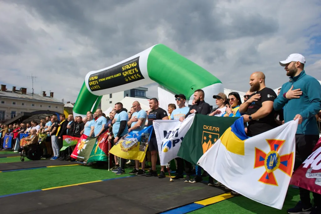 Учасники Strong Spirit Games тримають українські прапори