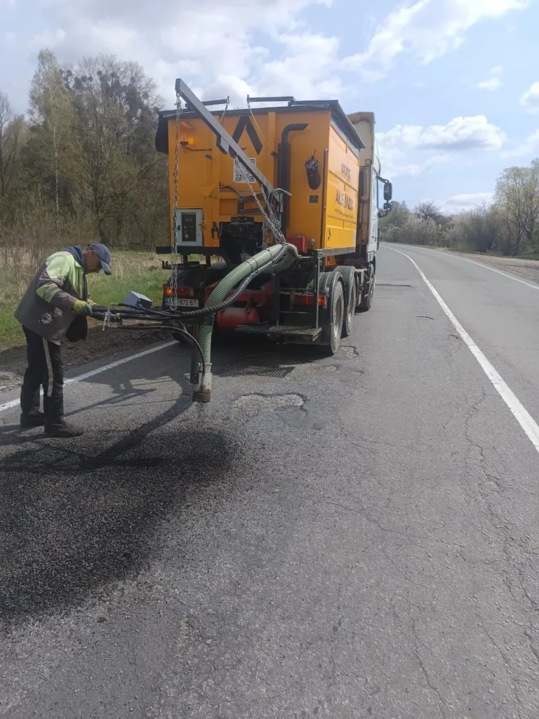 Ремонт дороги асфальтоукладачем на трасі
