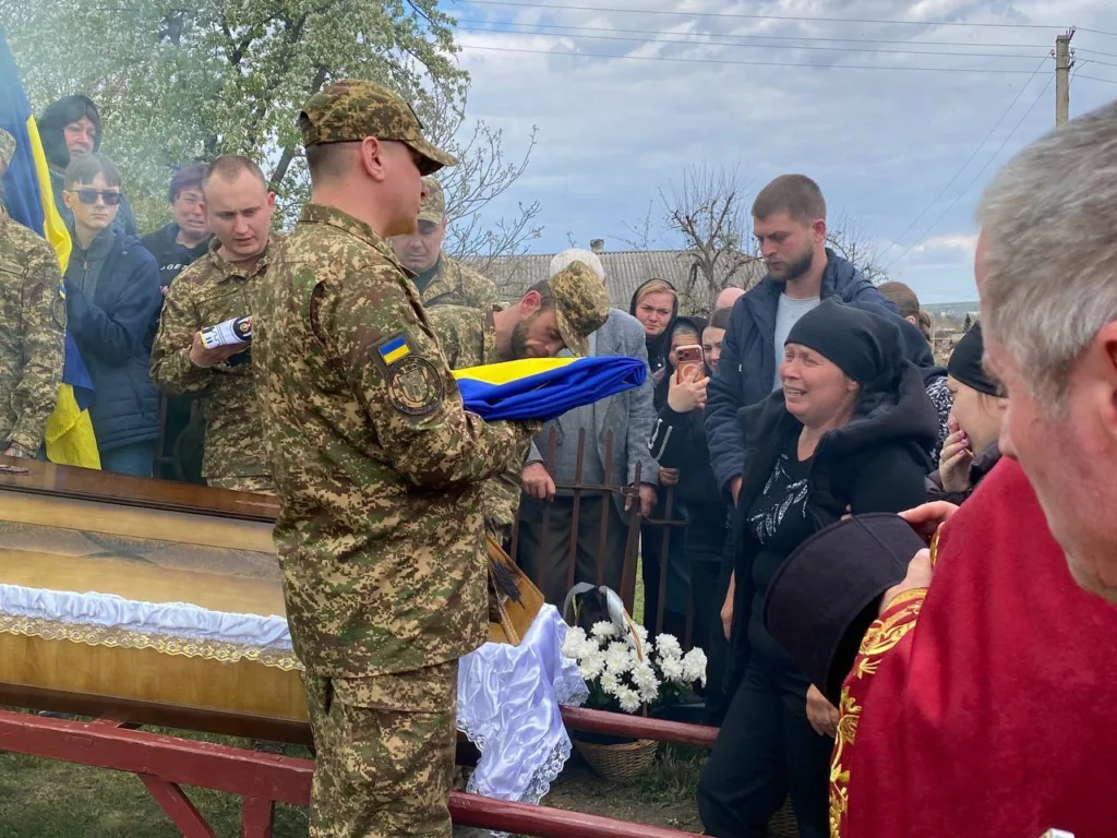 Поховання українського військового з прапором України