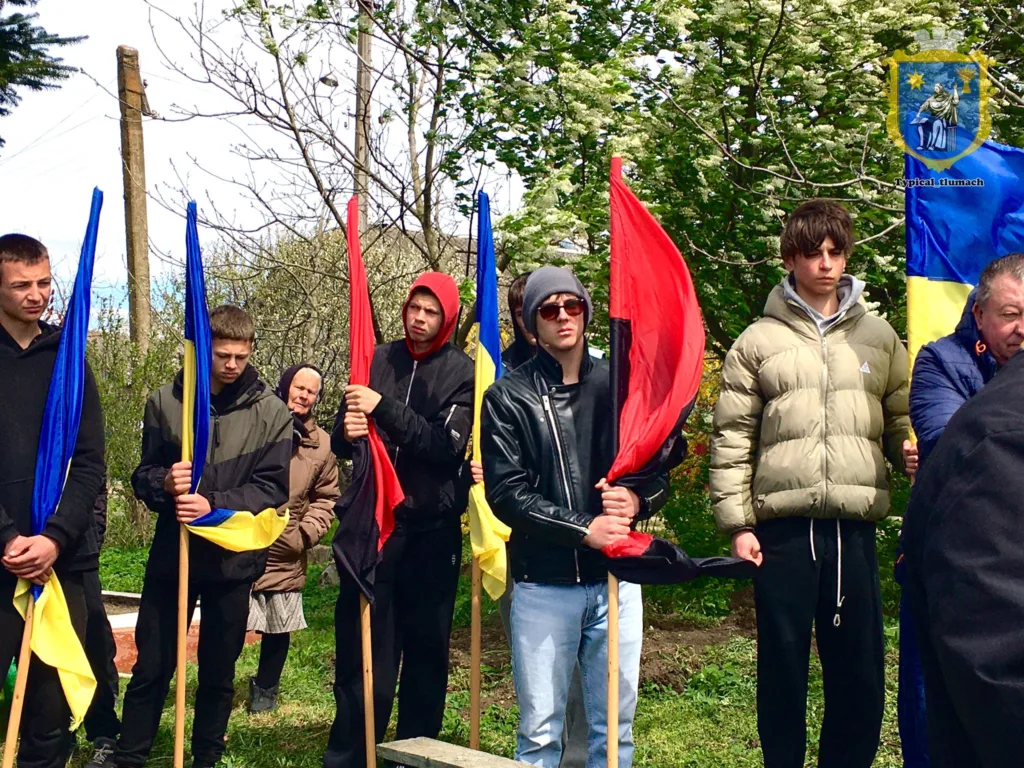 Люди тримають українські та червоно-чорні прапори