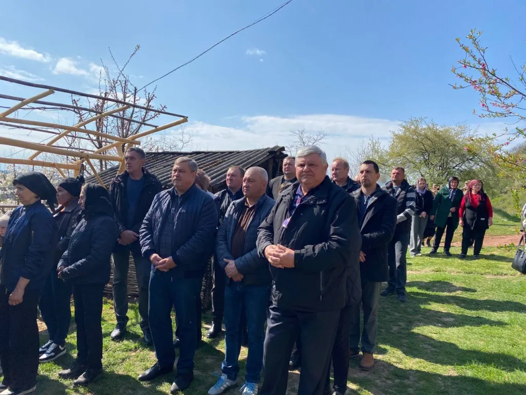 Люди стоять на вулиці під час події