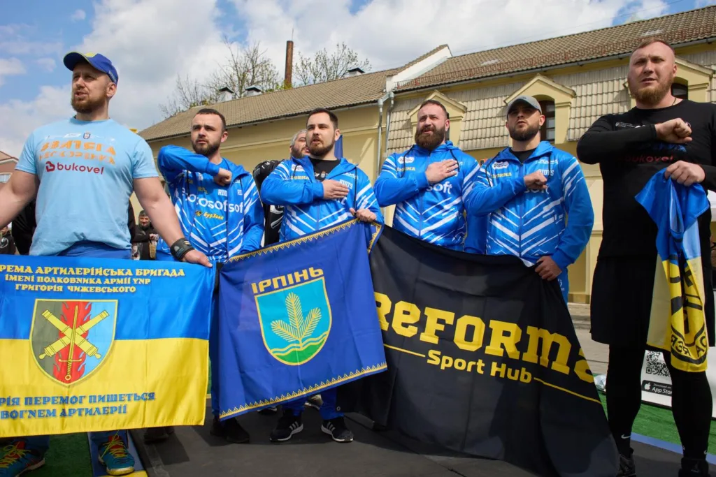 Спортивна команда з прапорами Ірпеня та артилерії