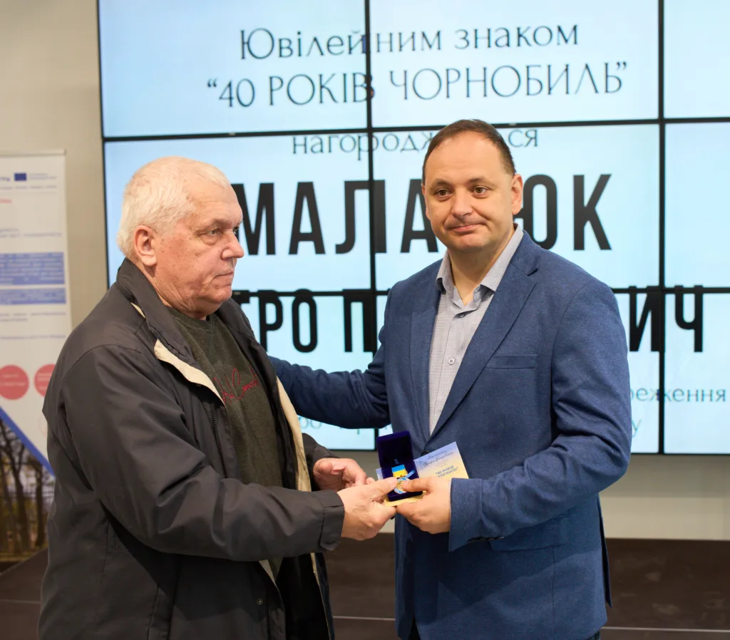 Вручення нагороди до річниці Чорнобиля