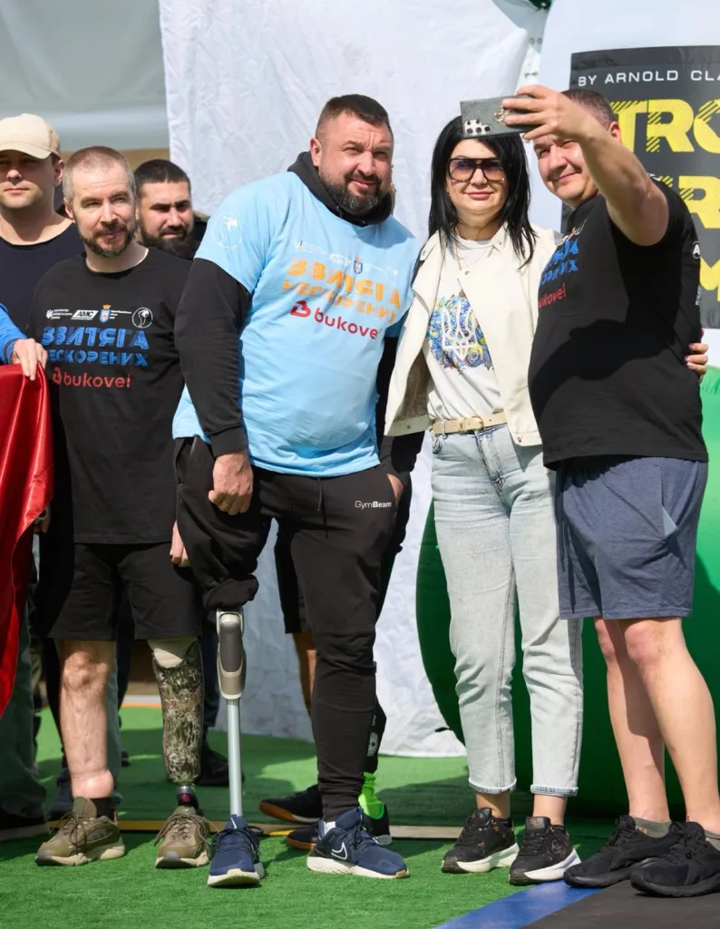 Учасники спортивного заходу роблять селфі на вулиці