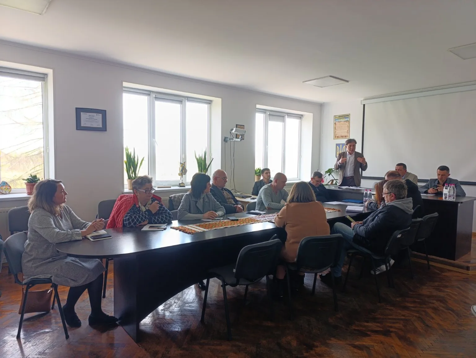 Люди на діловій зустрічі в офісі