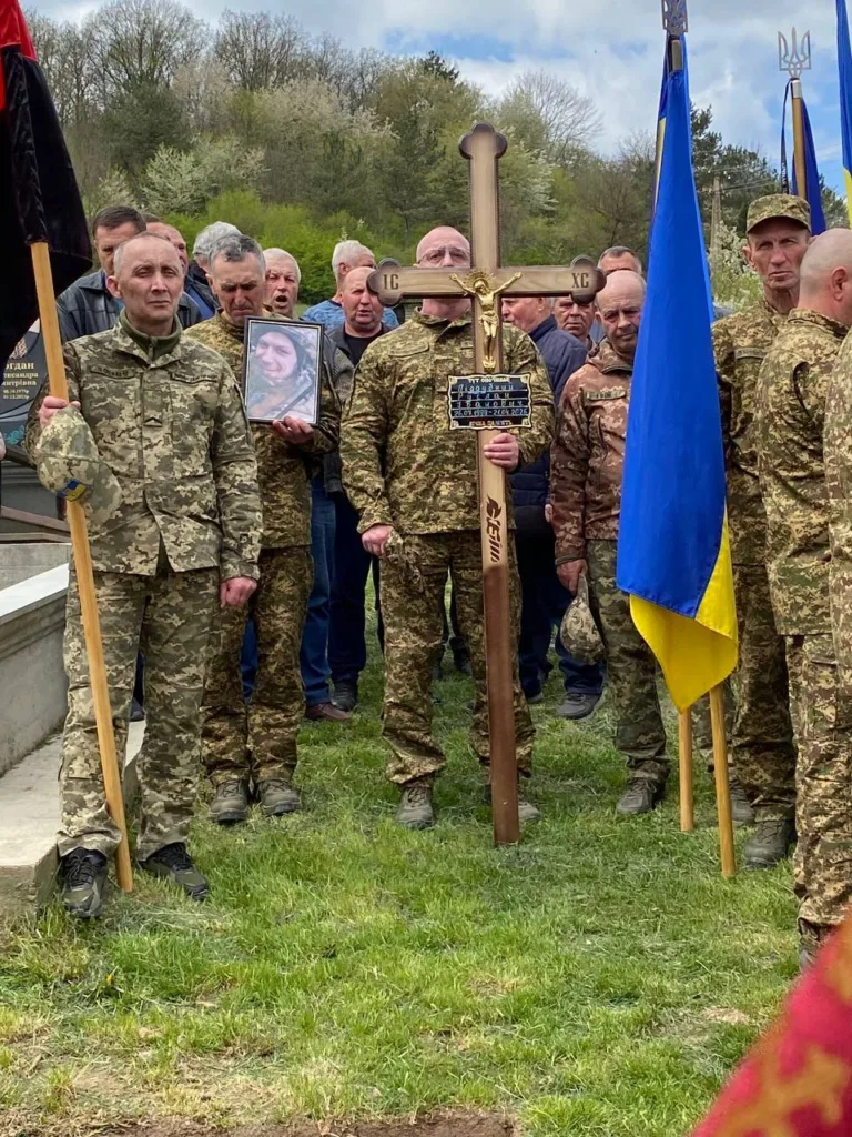 Військові на похороні з прапорами та хрестом