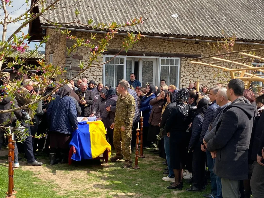 Прощання з військовим біля будинку в Україні