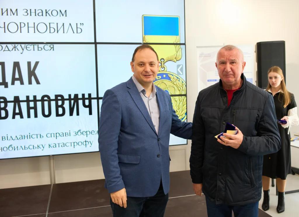 Вручення нагороди за заслуги ліквідаторам Чорнобиля