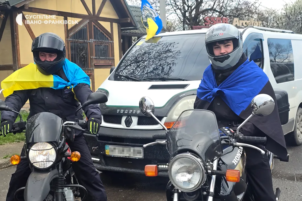 Мотоциклісти з українськими прапорами в Івано-Франківську
