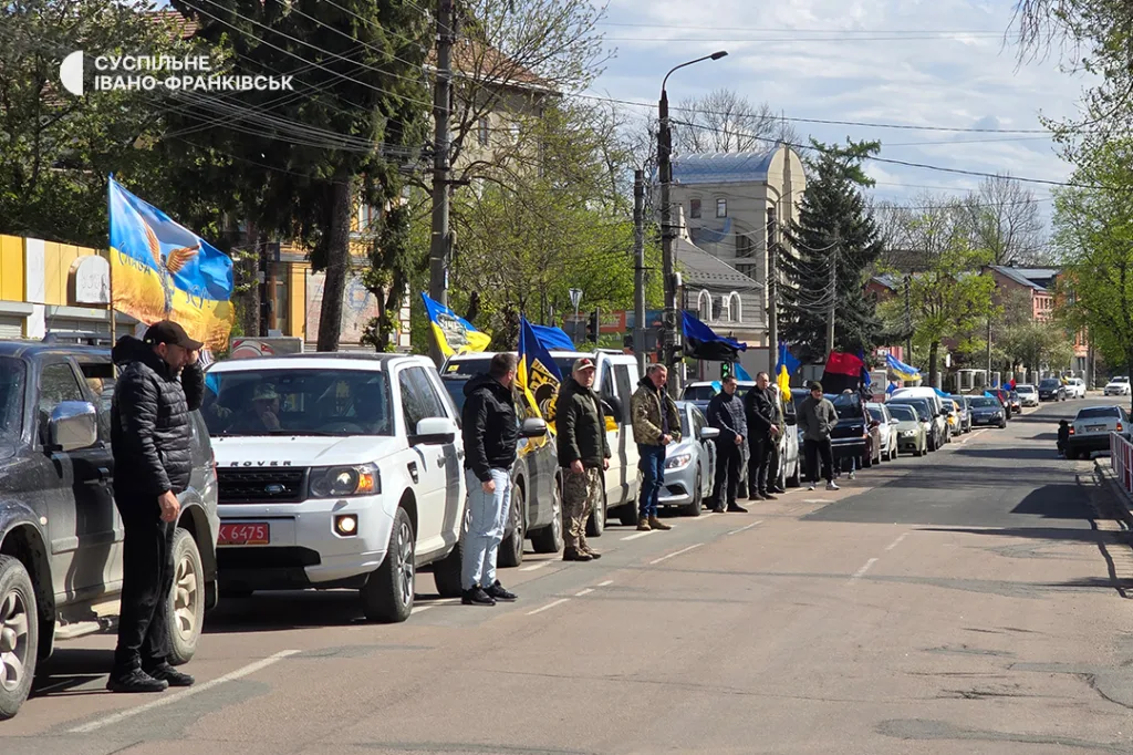 Автоколона з прапорами на вулиці Івано-Франківська