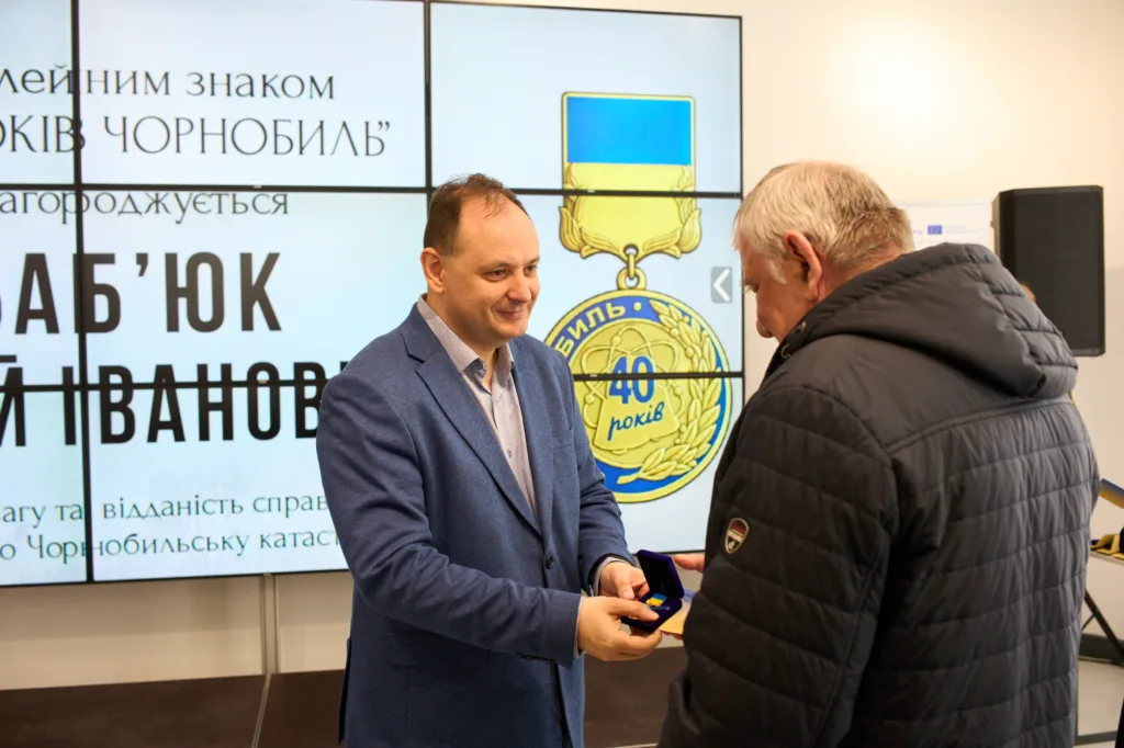 Вручення медалі до річниці Чорнобильської катастрофи