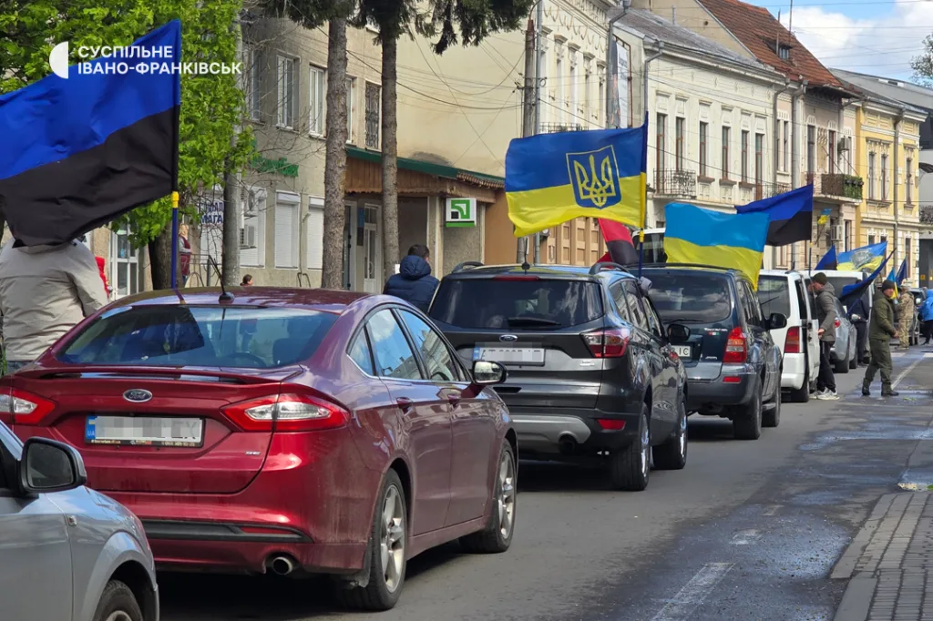 Автоколона з українськими прапорами на вулиці