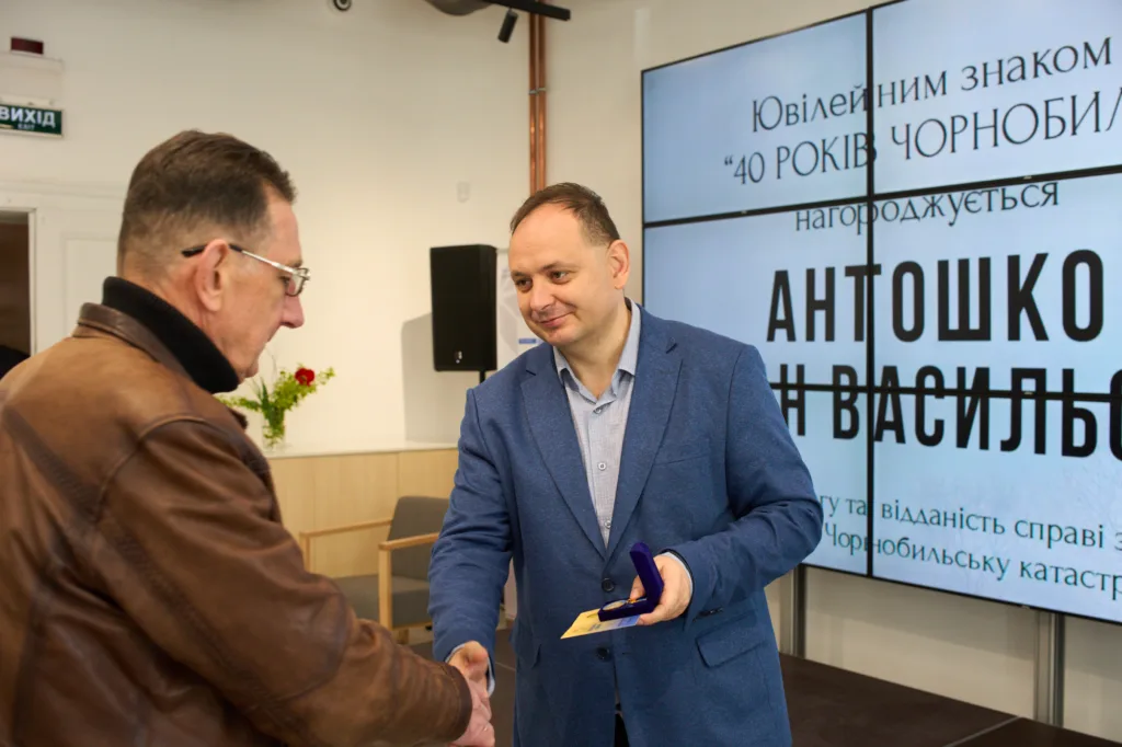 Вручення нагороди за участь у ліквідації Чорнобиля