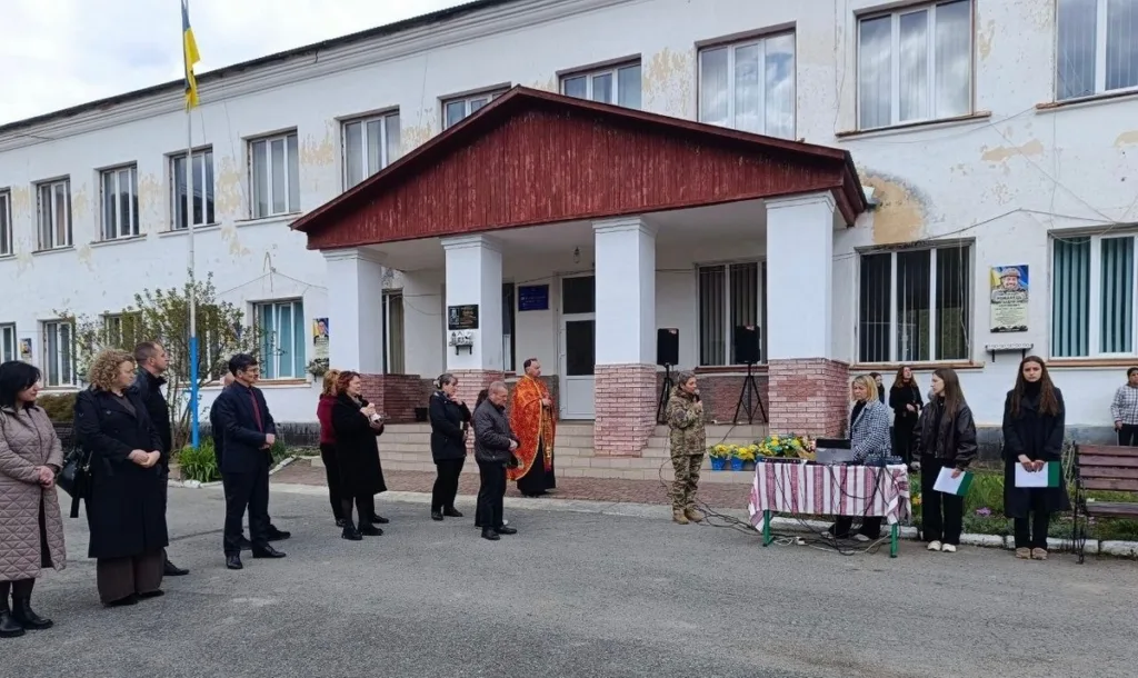 Урочистий захід біля школи в Україні