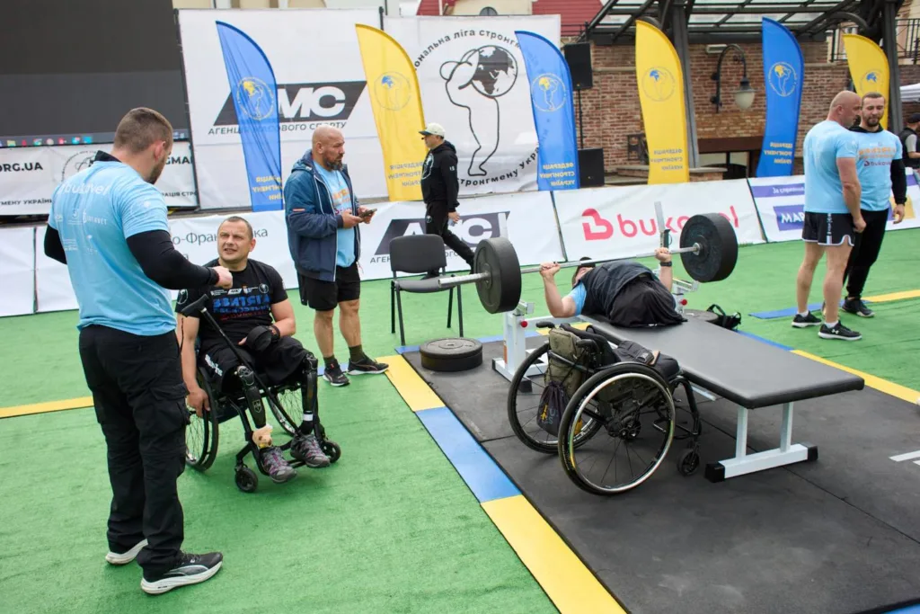 Змагання атлетів на візках у жимі лежачи