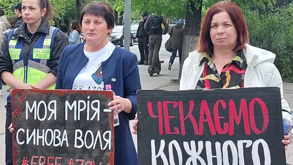 Жінки тримають плакати підтримки полонених Азову