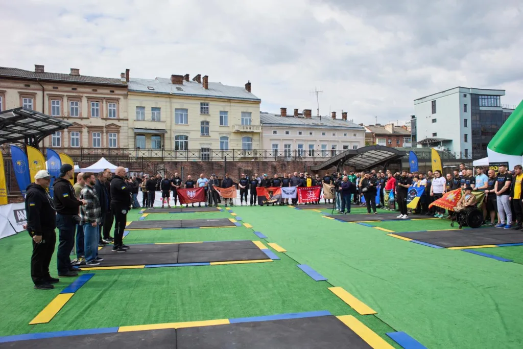 Змагання атлетів на відкритому майданчику у місті