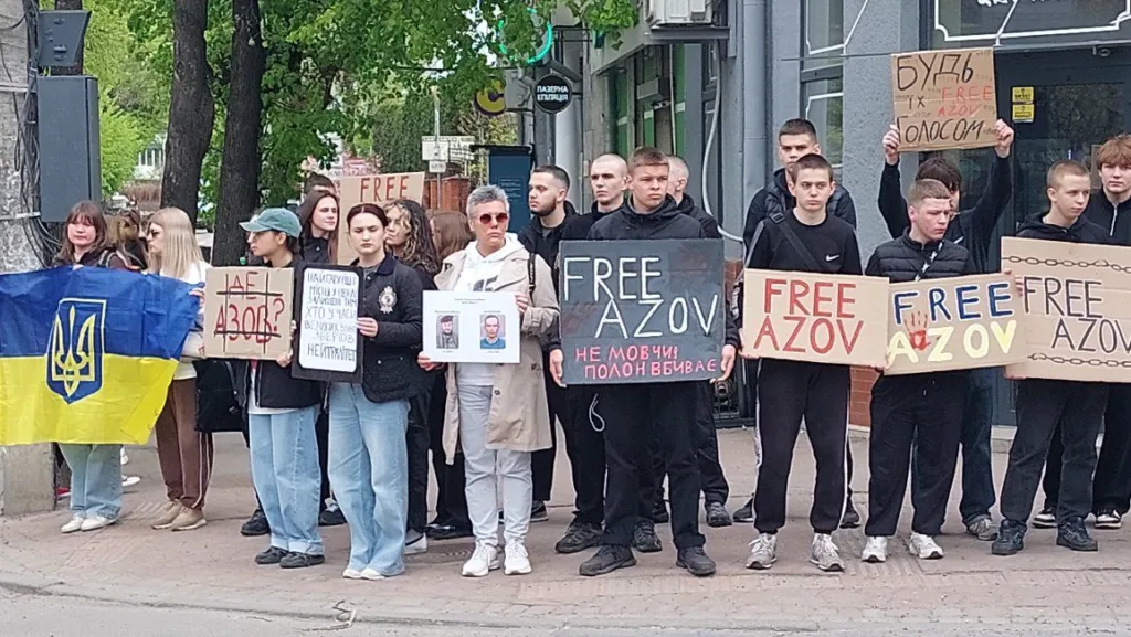 Мітинг з плакатами підтримки полонених Азову