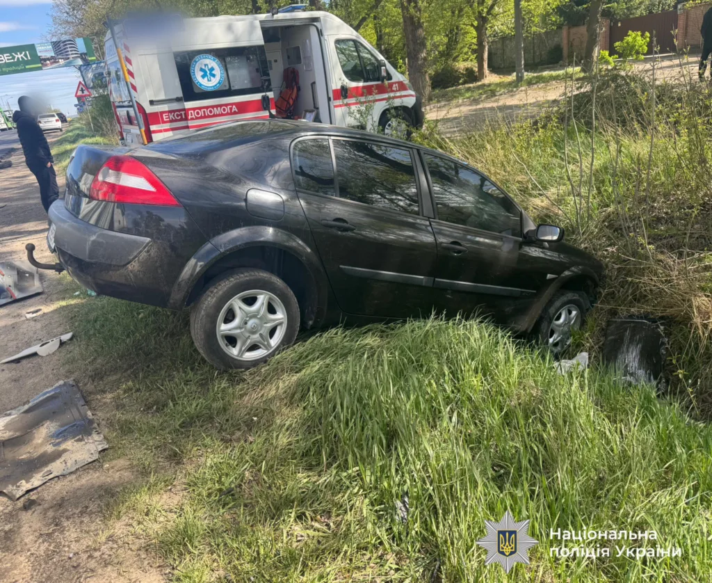 Автомобіль у кюветі після дорожньо-транспортної пригоди