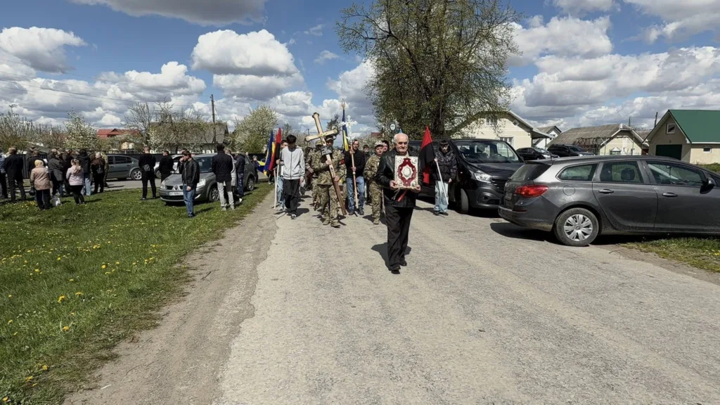 Хресна хода в українському селі навесні