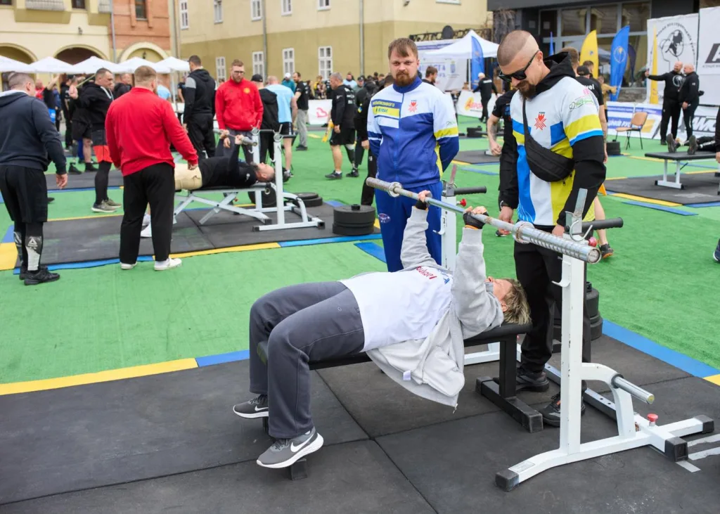Змагання з жиму лежачи на відкритому повітрі