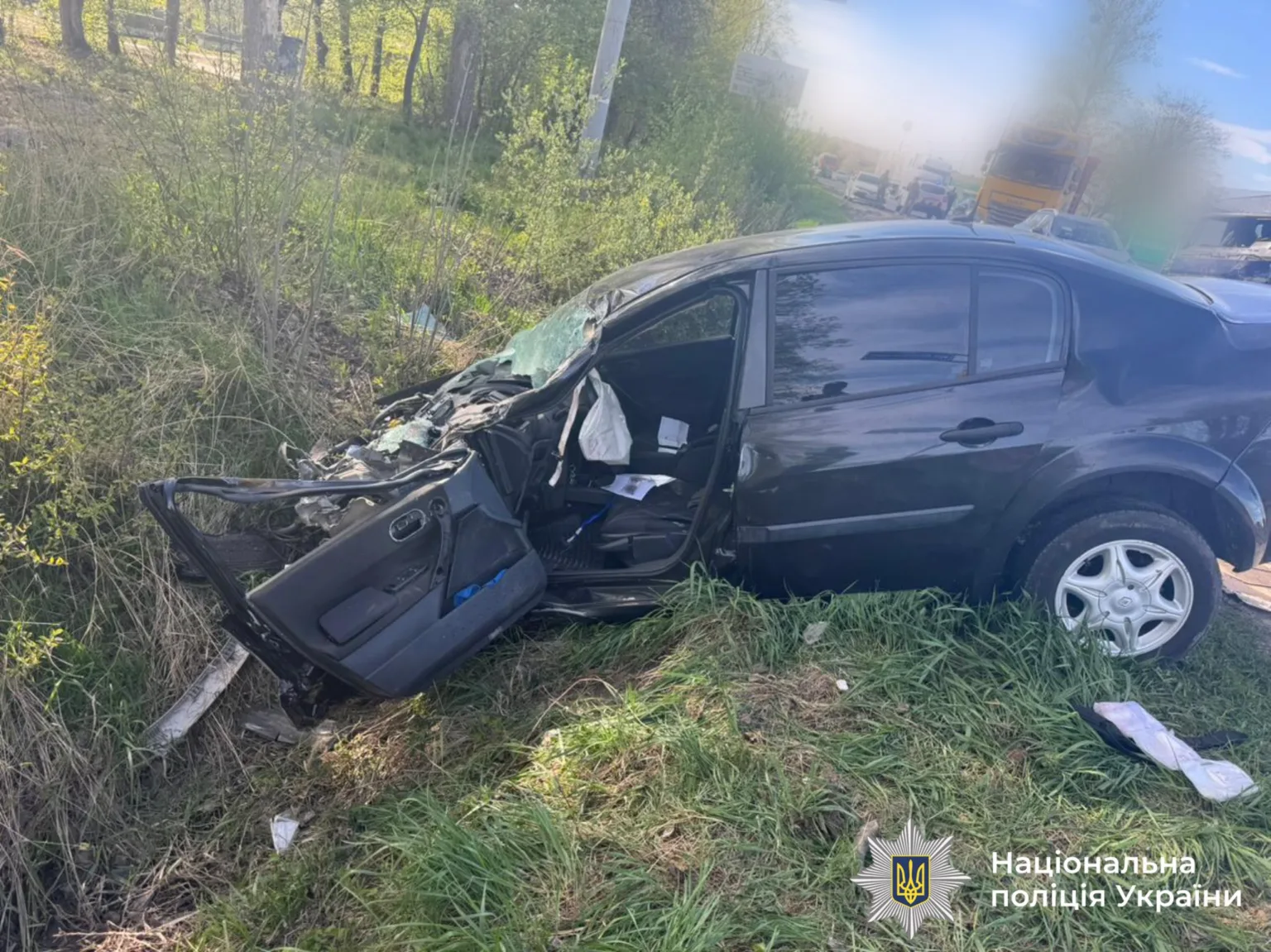 Аварія чорного автомобіля на узбіччі дороги