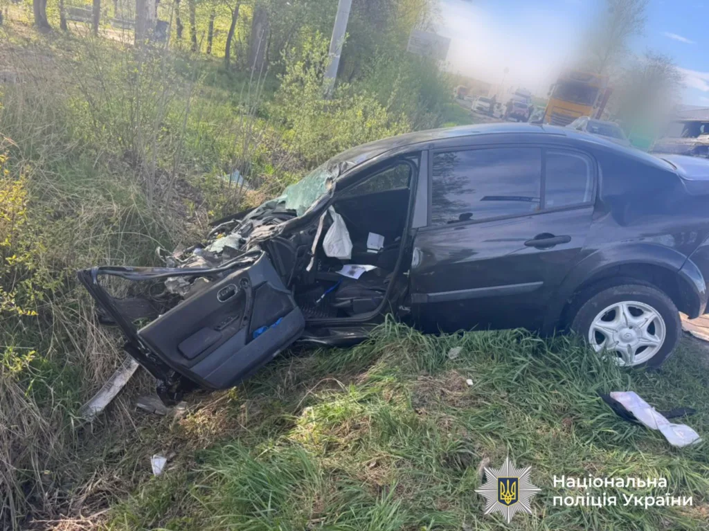 Пошкоджене авто після ДТП біля дороги