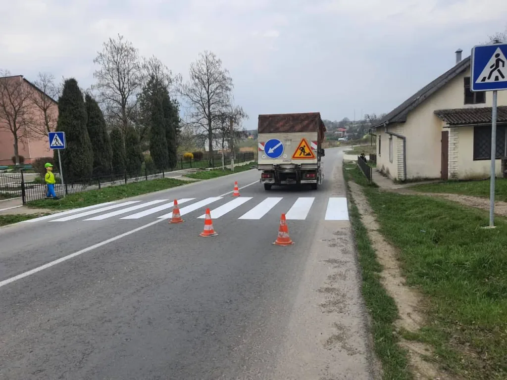 Розмітка пішохідного переходу на сільській дорозі