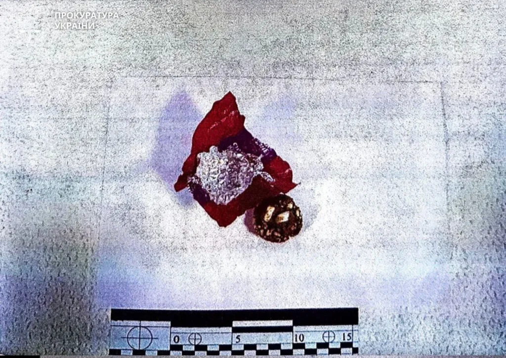 Згорток у фользі поруч із цукеркою