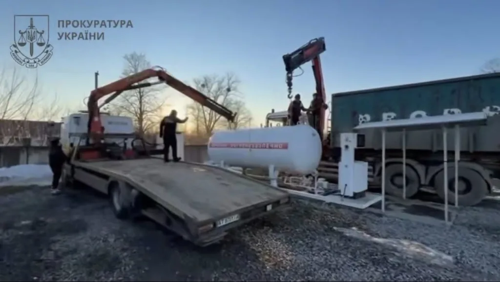 Вантажівка перевантажує газовий балон на майданчику