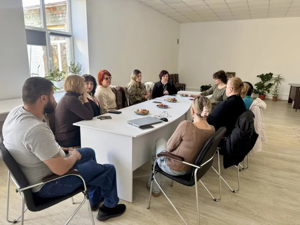 Група людей на робочій нараді в офісі