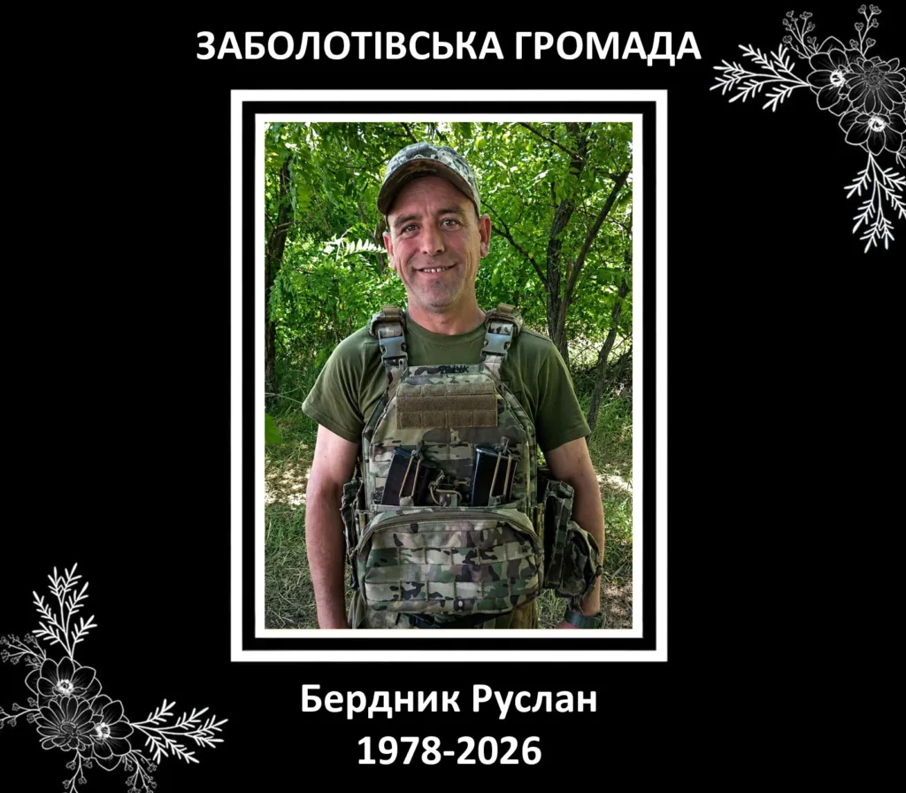 Військовий у камуфляжі серед природи