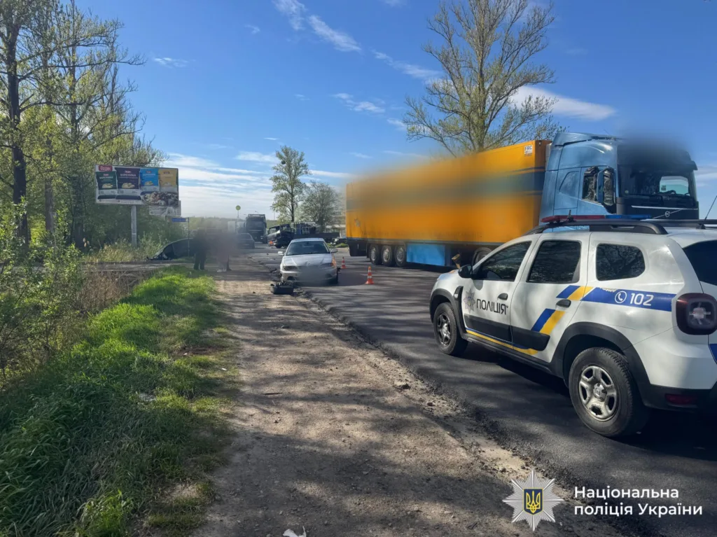 ДТП на трасі, поліція та вантажівка на місці
