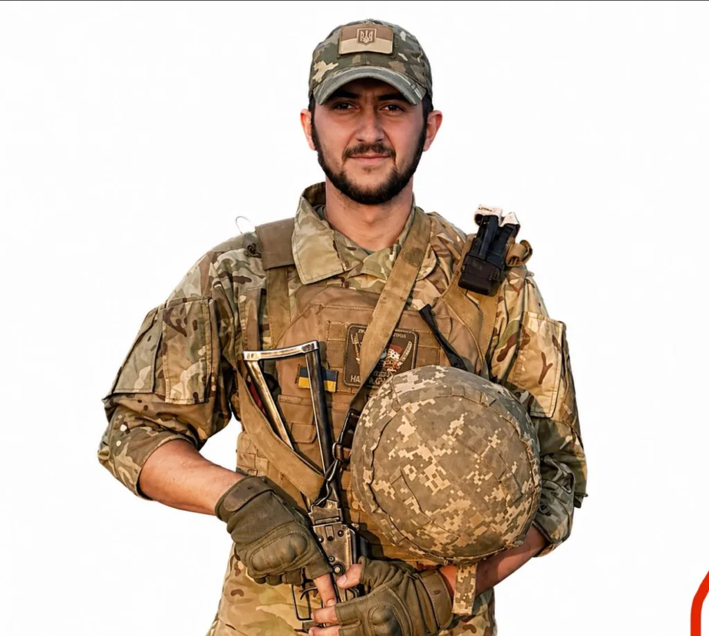 Український військовий у камуфляжній формі з каскою