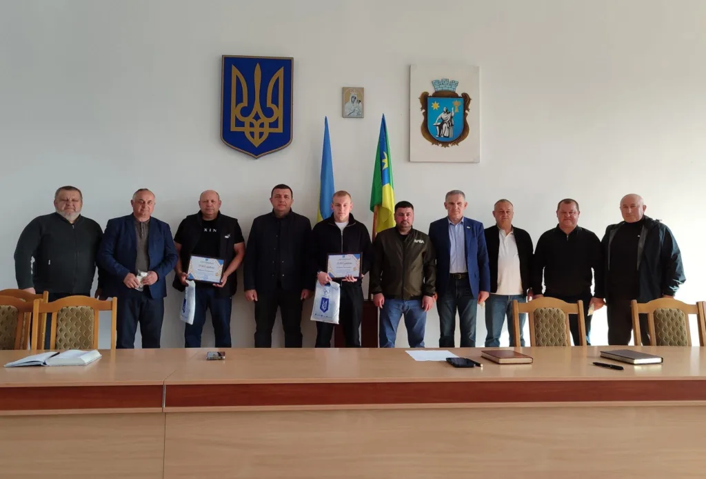 Група чоловіків під час вручення нагород у залі