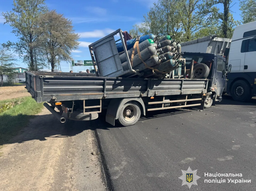 Дорожня аварія вантажівки з балонами на трасі
