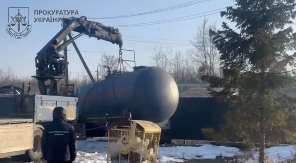 Прокуратура України вилучає великий металевий резервуар