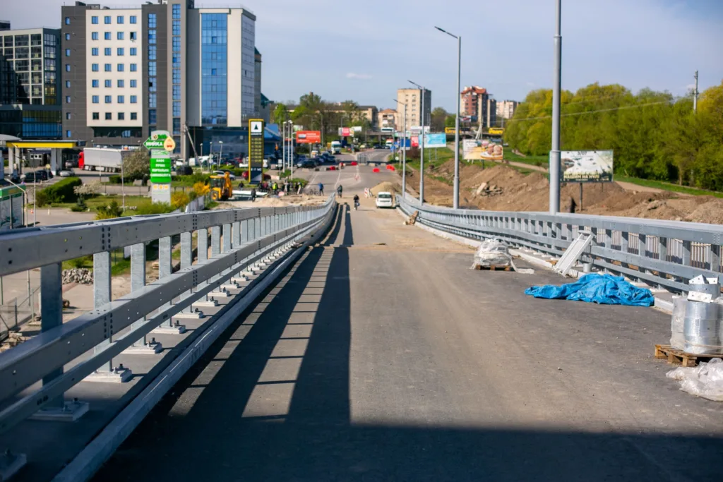 Будівництво дороги біля міських будівель