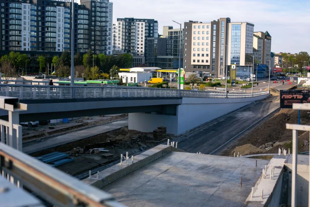 Будівництво мосту в міському районі