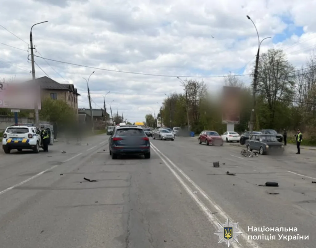 Дорожньо-транспортна пригода за участю поліції та автомобілів