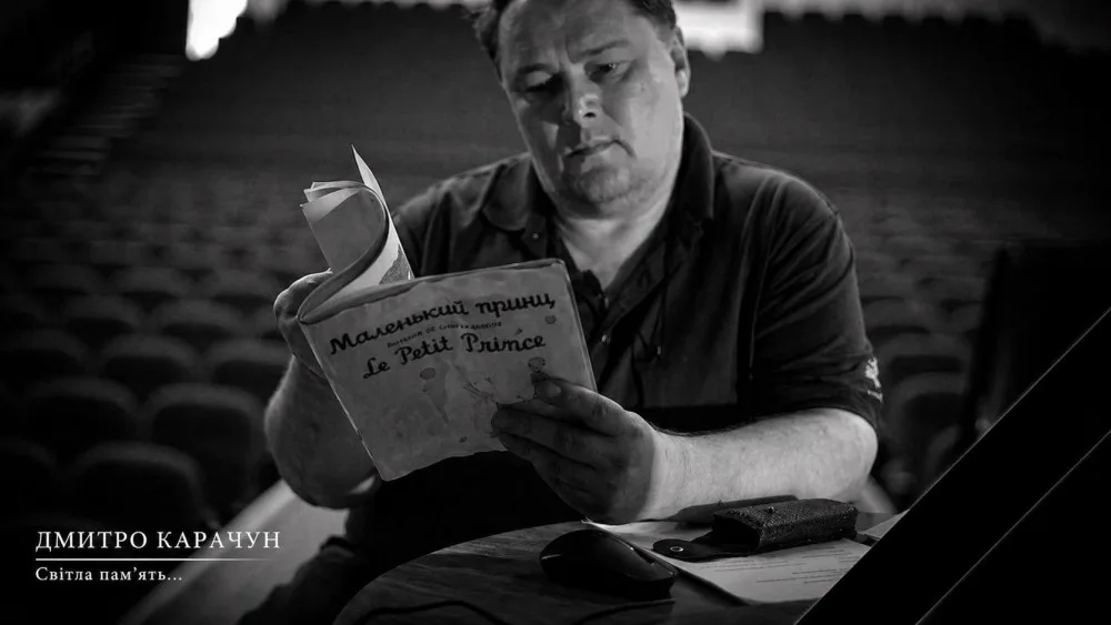 Чоловік читає книгу Маленький принц у залі