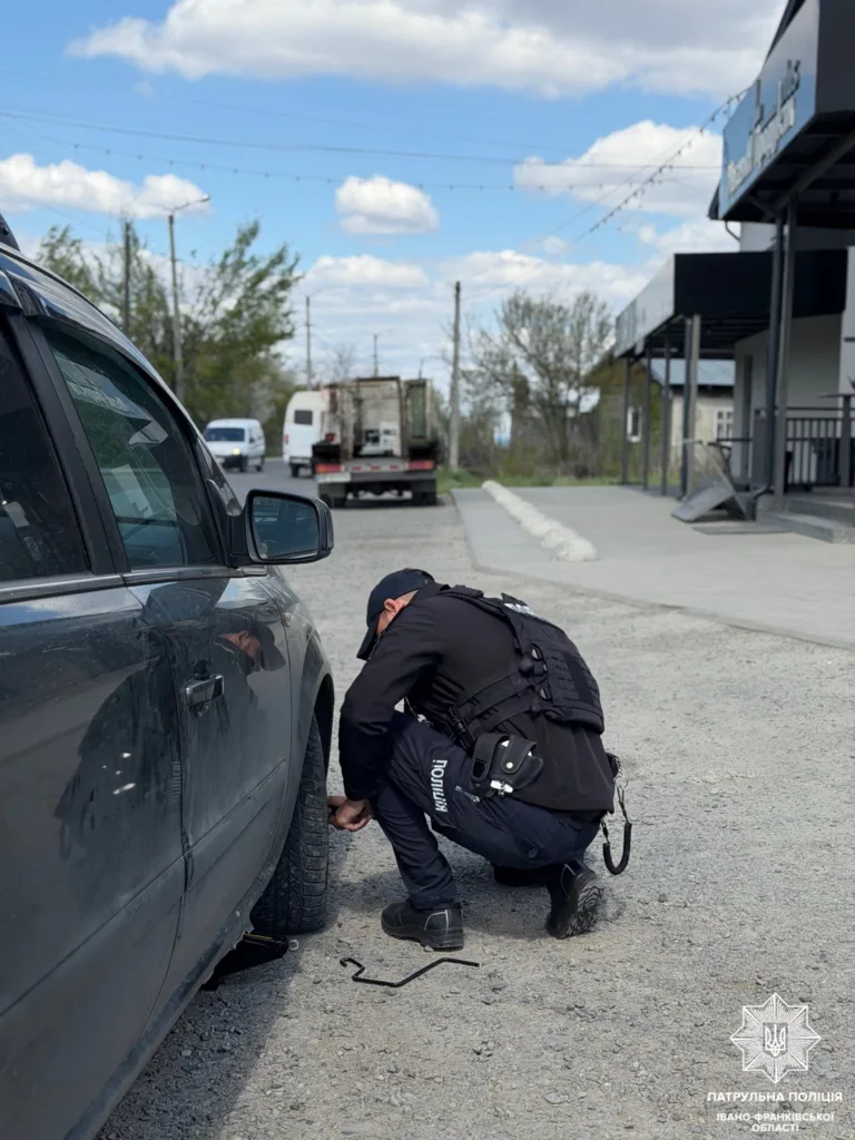 Поліцейський допомагає замінити колесо автомобіля