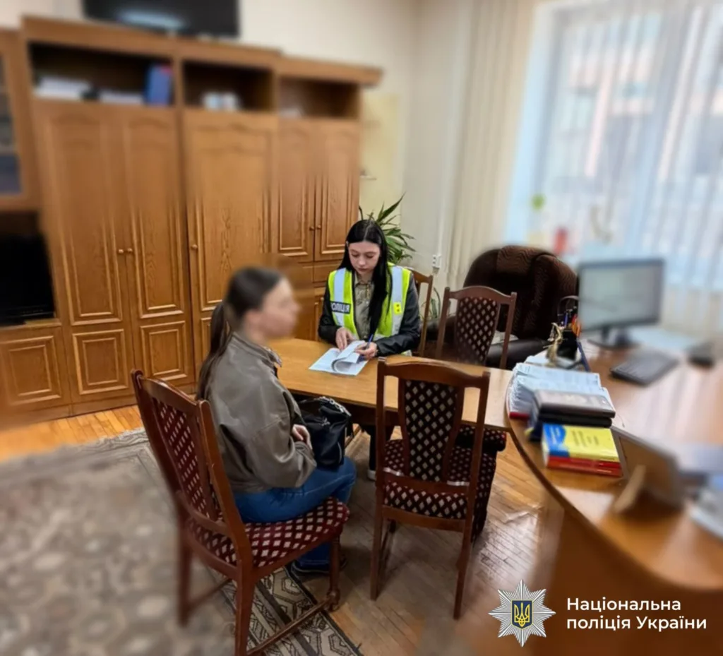 Поліцейська спілкується з жінкою в офісі