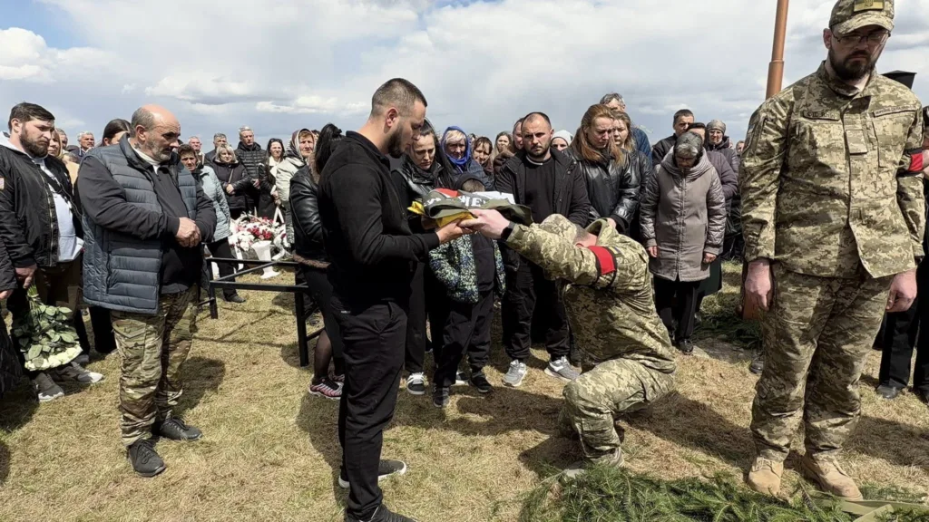Військові та люди на похороні героя України