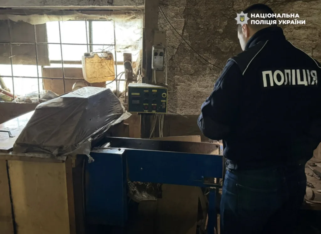 Поліцейський оглядає обладнання у підвалі