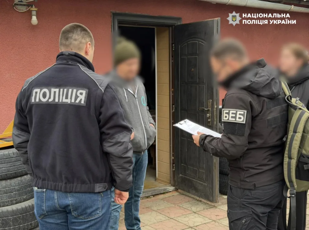 Поліція України проводить слідчі дії біля будинку