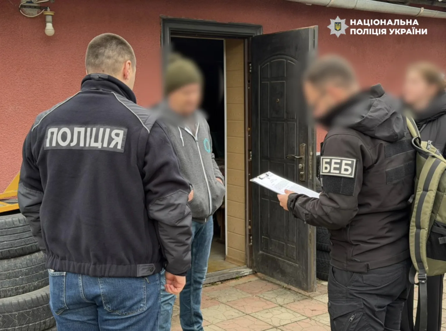 Поліція України проводить слідчі дії біля будинку