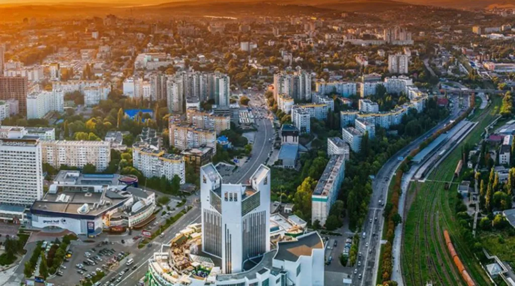 Панорама міста з висоти при заході сонця